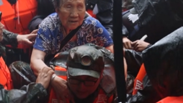暴雨后养老公寓变“孤岛”，民兵极限救援