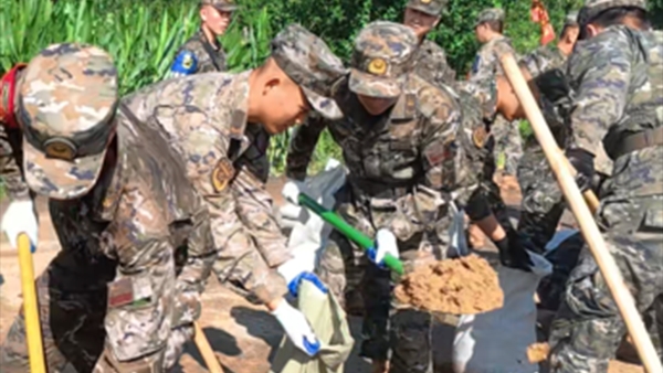 暴雨肆虐东北 直击武警官兵一线抗洪现场