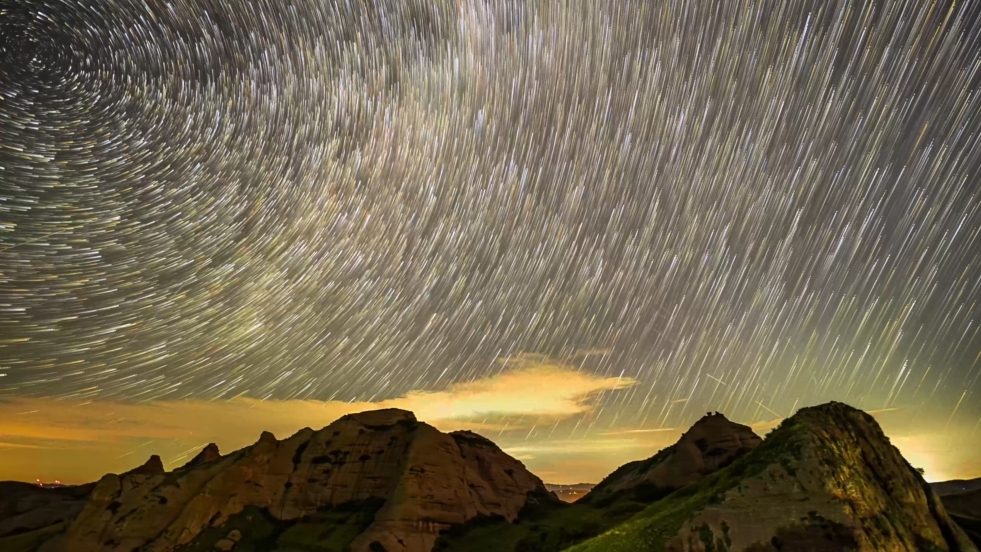 宁夏西吉：火石寨星轨奇观照亮夏夜
