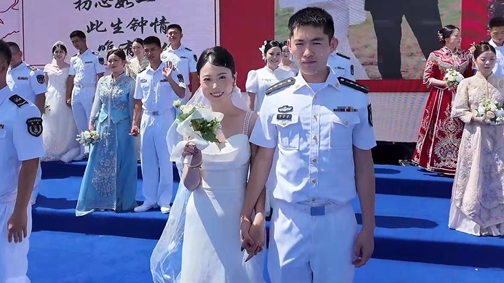 山海赴爱！来看海军集体婚礼现场