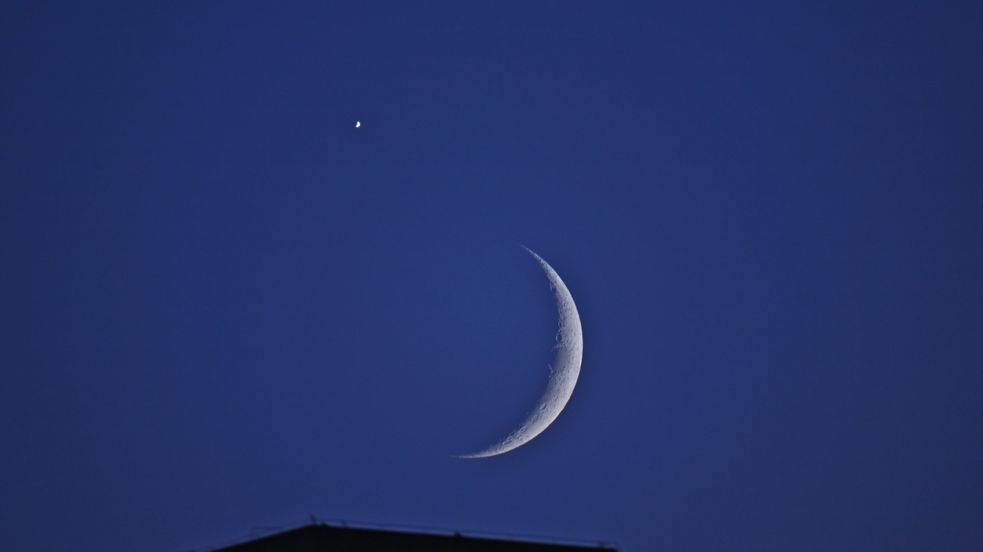 宁夏银川：弯月携金星 共赴一场星河之约