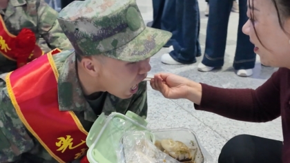 新兵母亲凌晨四点包“出门饺子”送儿参军