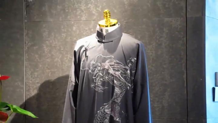 一袭华服牵四海的侨界“文化使者”