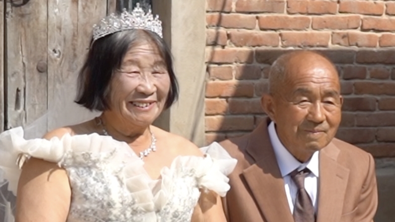 河南郑州：高校学子用镜头为老人圆婚纱梦
