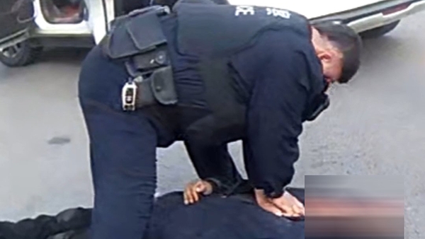 新疆吐鲁番：群众路边晕倒 民警第一时间开展心肺复苏